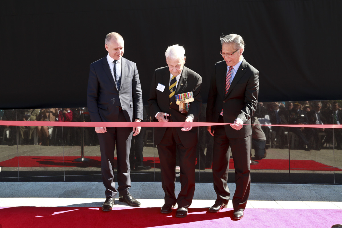 Premier Hon Jay Weatherill MP, Rat of Tobruk Bill Corey OAM and His Excellency the Hon Hieu Van Le AO, Governor of South Australia officially open the Anzac Centenary Memorial Walk.